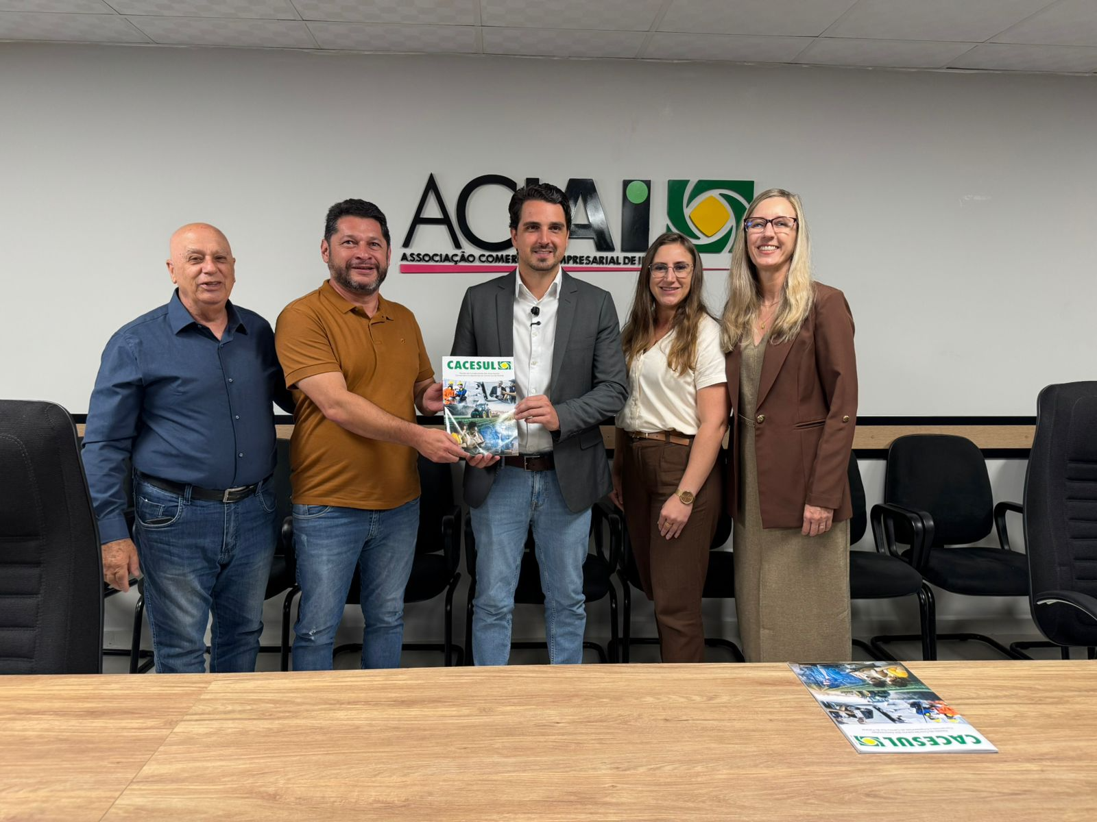 Presidente da Cacesul participa do 32º Café da ACIAI e reforça importância do trabalho conjunto para o desenvolvimento regional