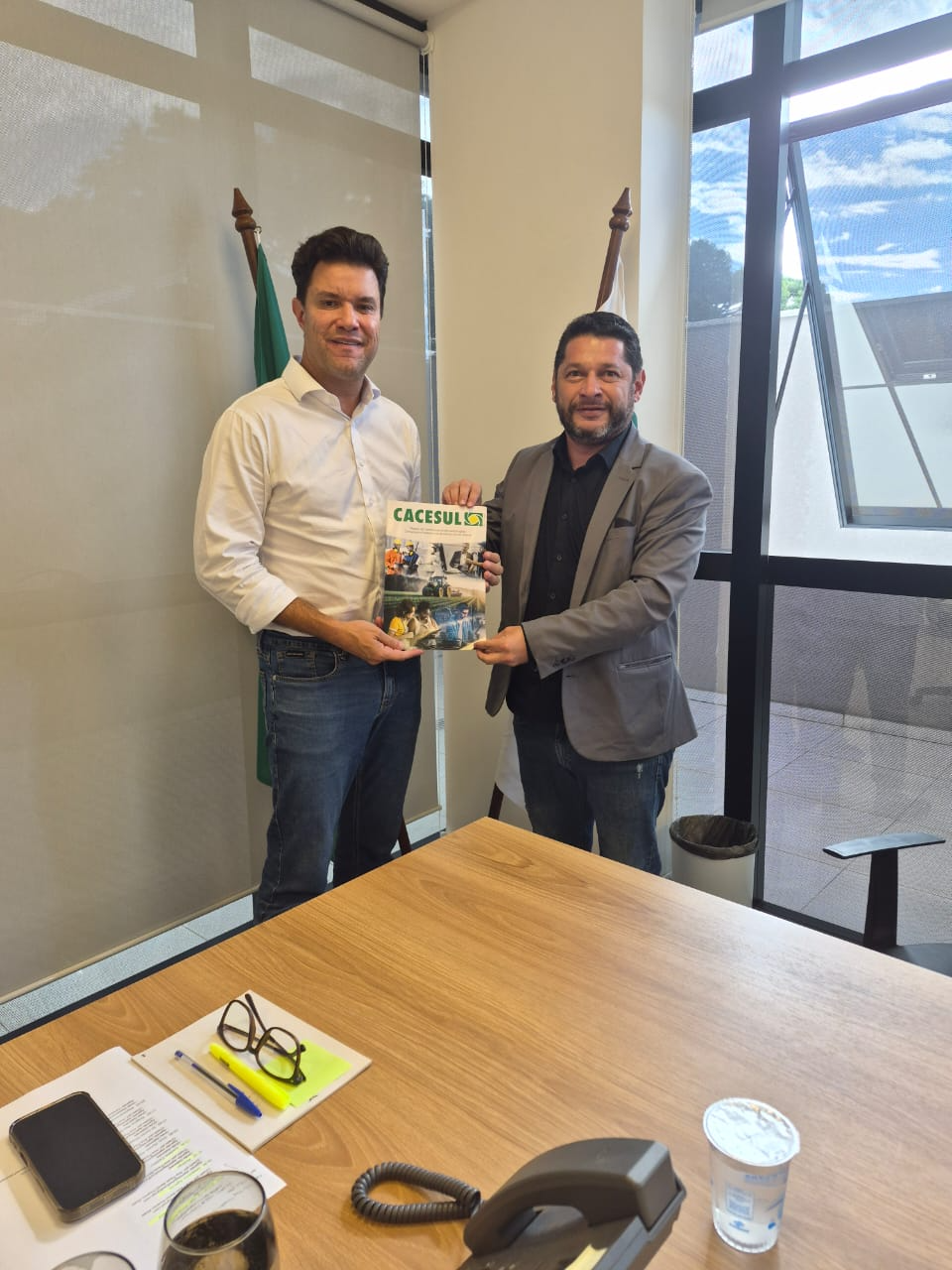 A primeira edição da revista CACESUL  está em plena circulação